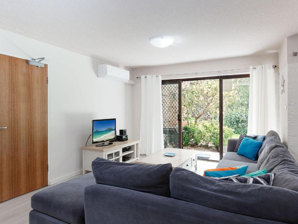 Bay Parklands 57 ground floor unit with pool tennis court and aircon photo 4