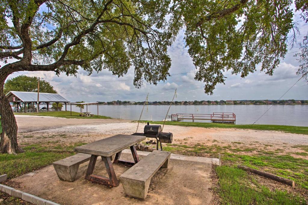 Lovely Granbury Cottage with Park and Dock Access! photo 2