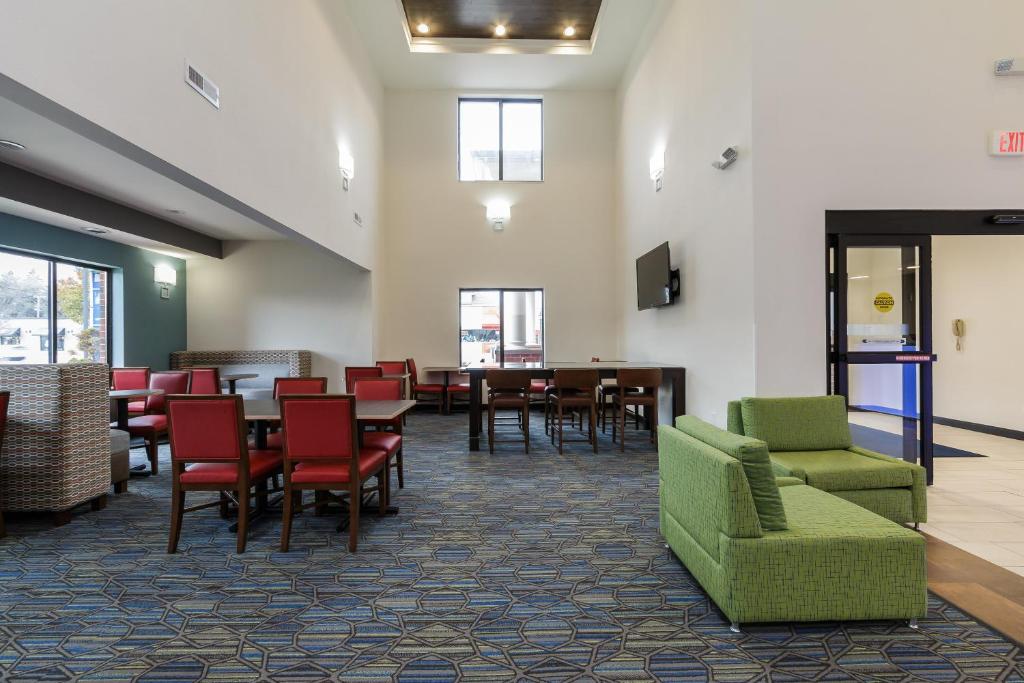 Holiday Inn Express & Suites - South Bend - Notre Dame Univ. photo 3