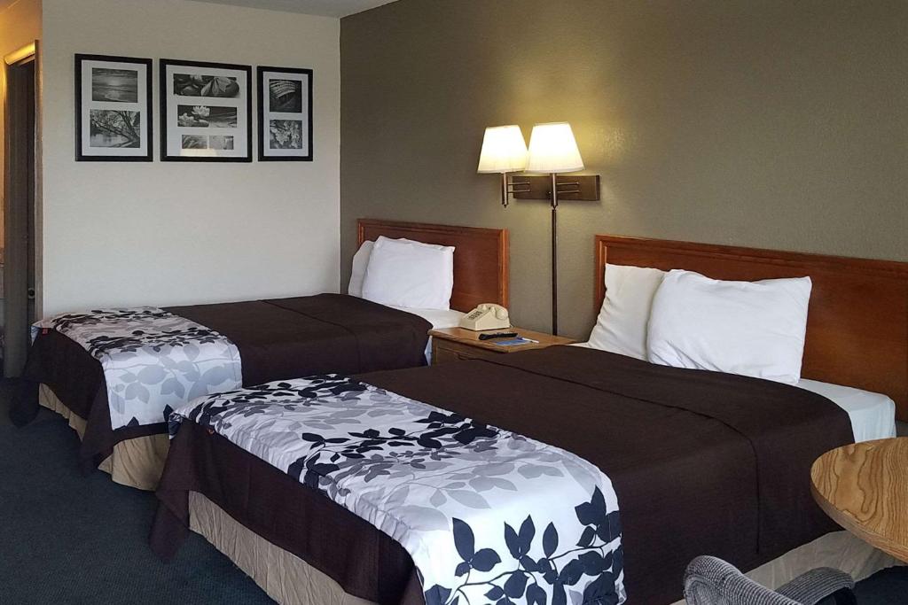 Travelers Inn & Suites photo 2