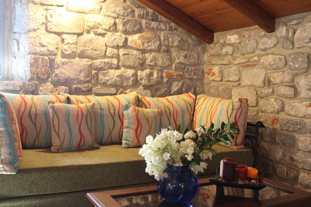 En Plo Luxury Suites - Tap to explore photos