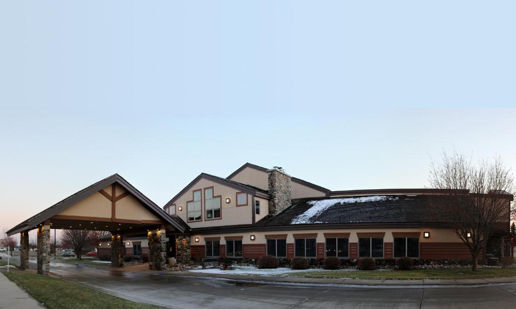 C'mon Inn Hotel & Suites image