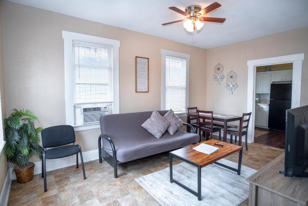 Virginia #A Cozy 2BA/1BA near Downtown Sleeps 8 image