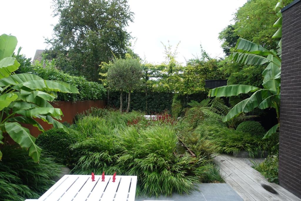 Bed and garden photo 1