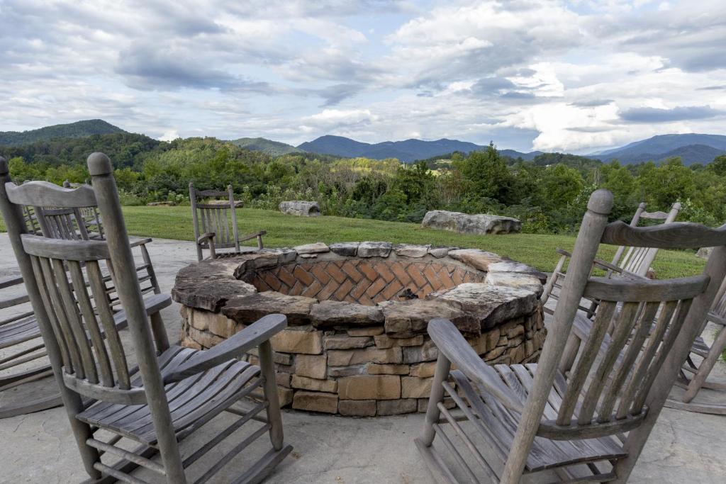Modern Cades Cove Condo w Community Pool photo 3