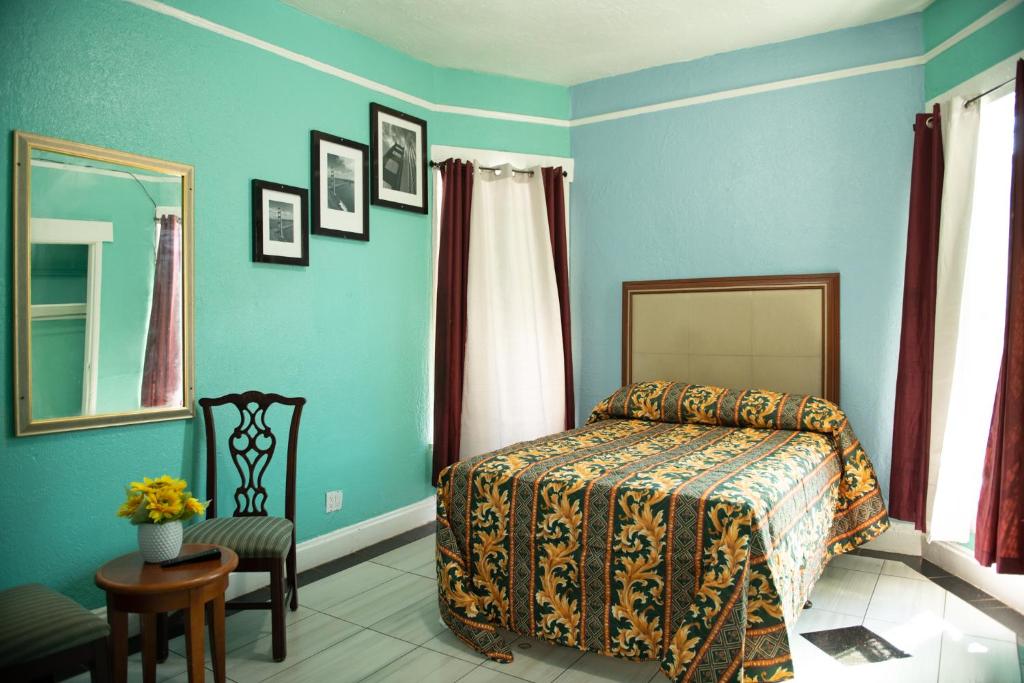 Двухместный (Номер с кроватью размера «queen-size» и общей ванной комнатой), Western Hotel