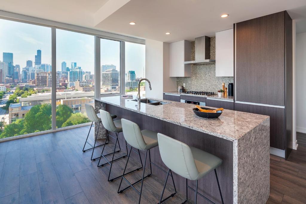 Level Chicago – Old Town image
