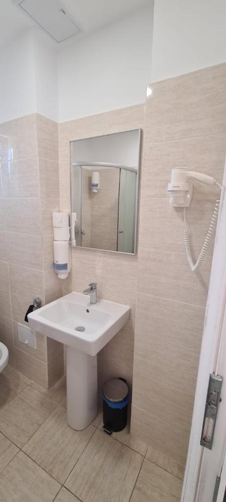 Двухместный (Улучшенный двухместный номер с 1 кроватью), Hotel Tripoli
