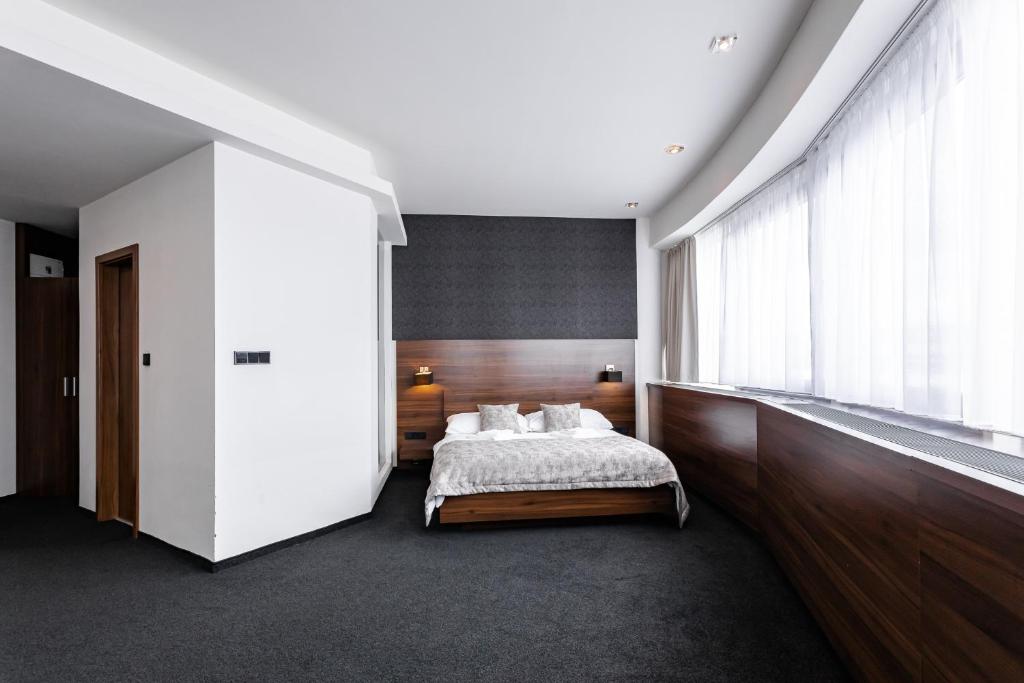 Двухместный (Улучшенный двухместный номер с 1 кроватью), Tempus Club Garni Hotel