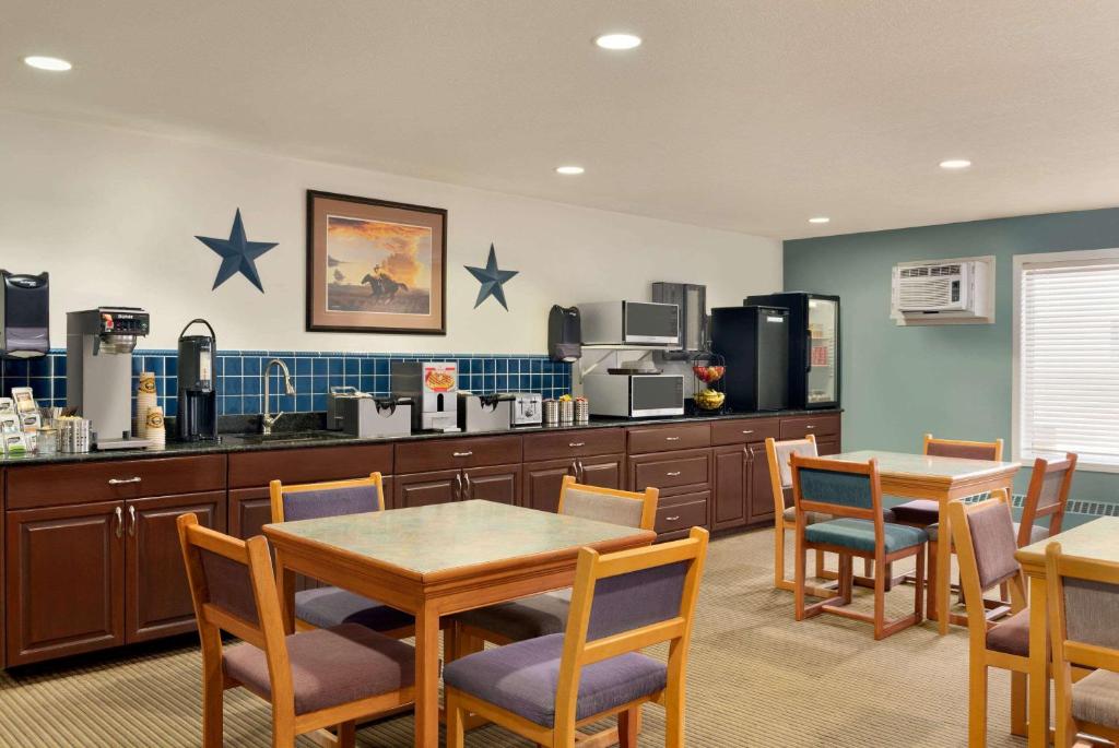 Travelodge by Wyndham Edson photo 2