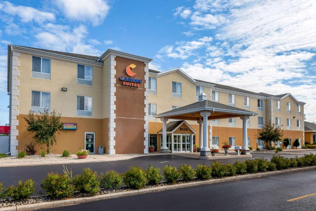 Comfort Suites Escanaba image