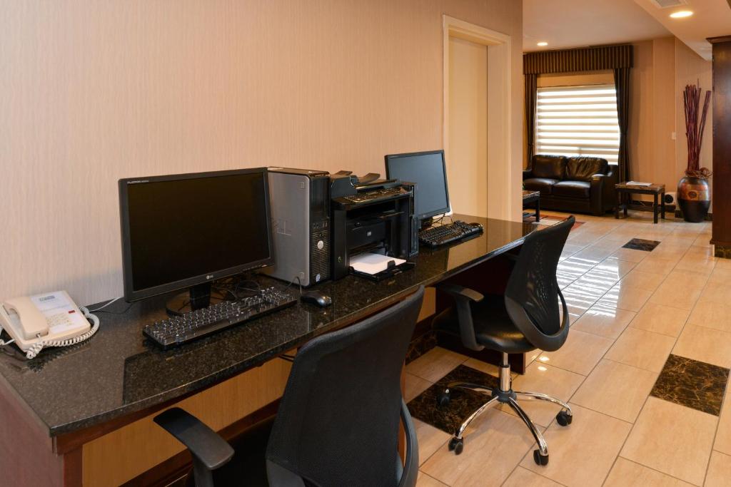 Holiday Inn Express Edmonton North, an IHG Hotel photo 2