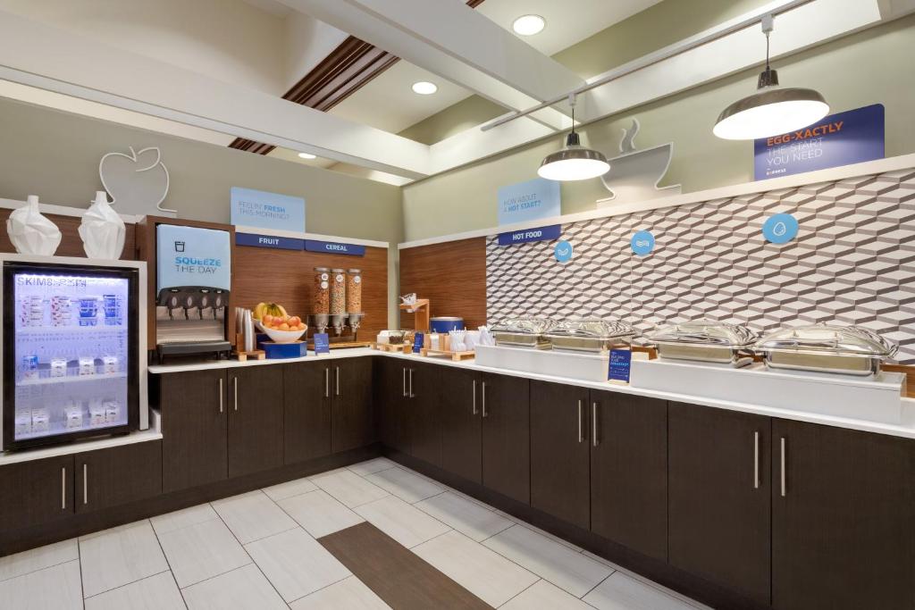 Holiday Inn Express Hotel & Suites Mount Pleasant - Charleston, an IHG Hotel photo 4