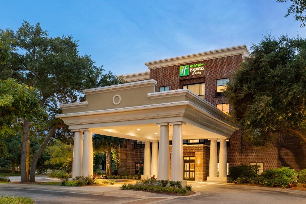 Holiday Inn Express & Suites Mt. Pleasant, an IHG Hotel image