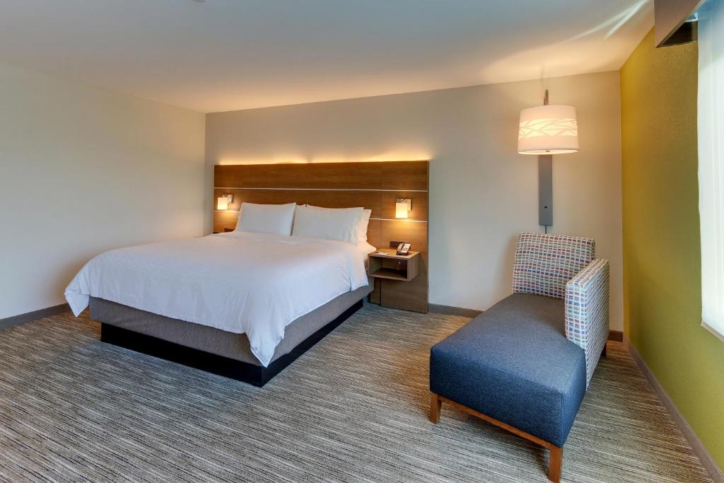 Holiday Inn Express & Suites - Roanoke – Civic Center photo 1