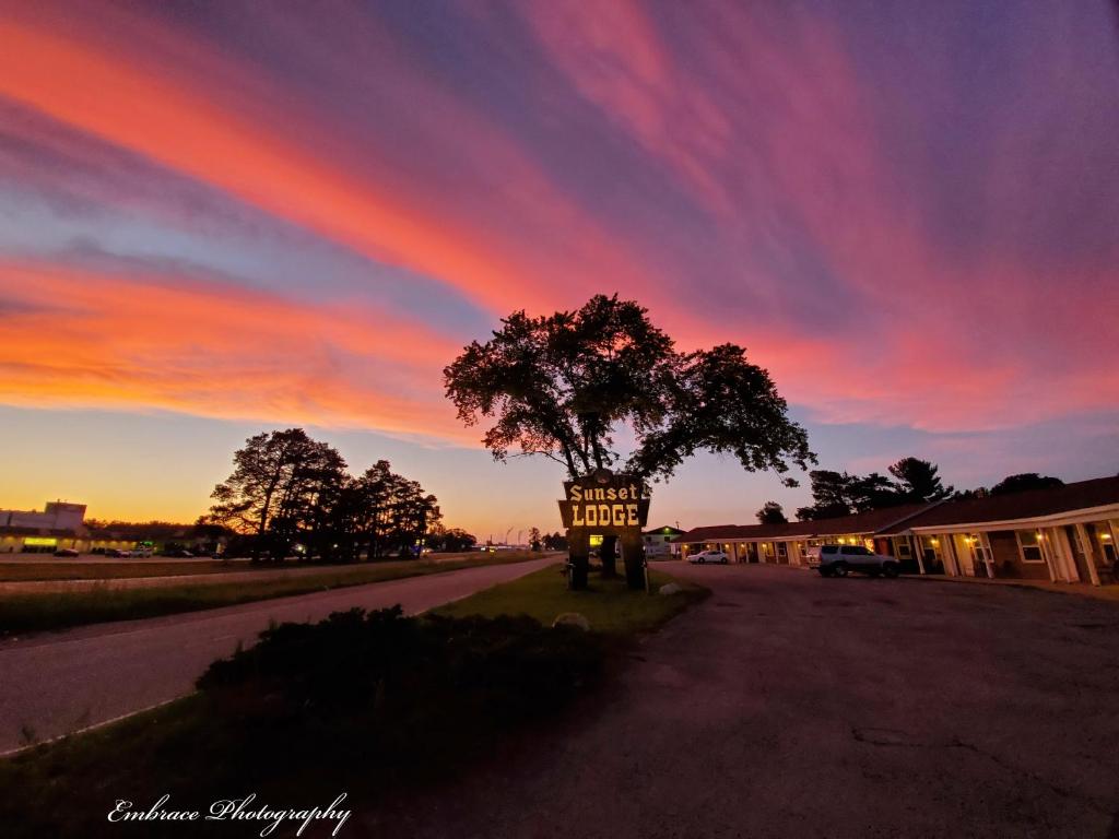 Sunset Lodge Escanaba image