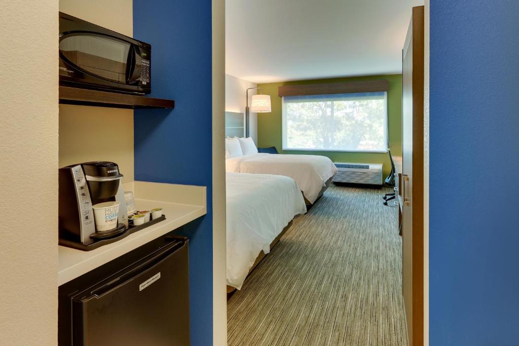 Holiday Inn Express & Suites - Roanoke – Civic Center photo 2