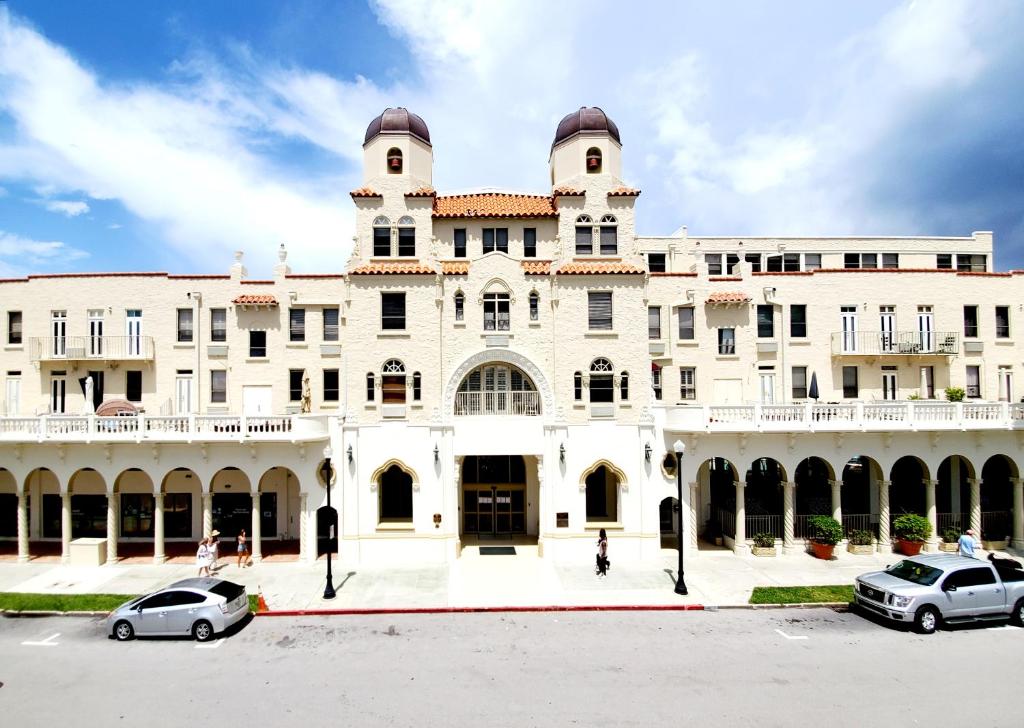Cozy Studio in the Heart of the Palm Beach Island - FREE valet service image