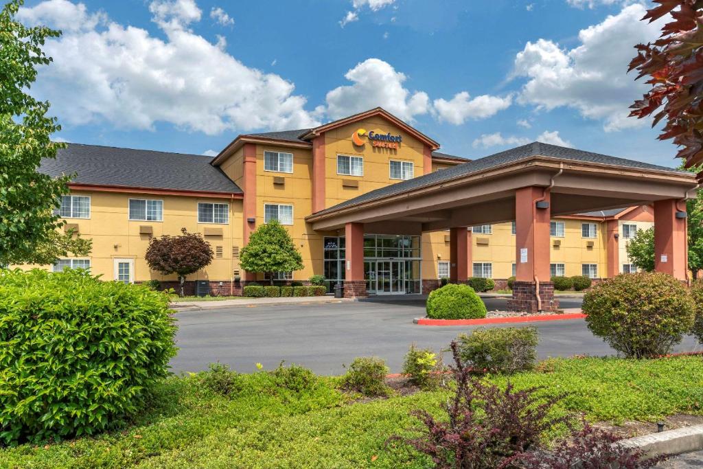Comfort Suites Salem image