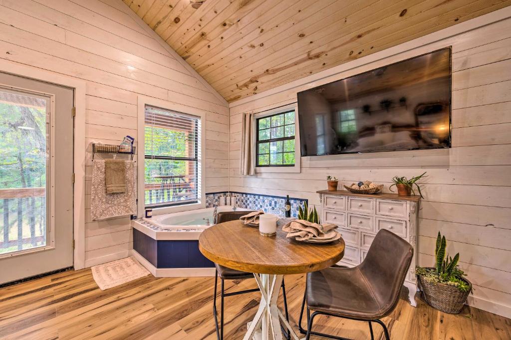 Charming Broken Bow Cabin with Jacuzzi and Fire Pit! photo 1