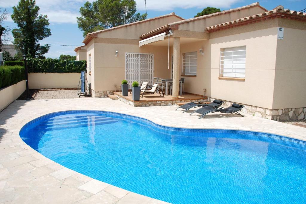 3 bedrooms house at Les Tres Cales 800 m away from the beach with private pool enclosed garden and wifi
