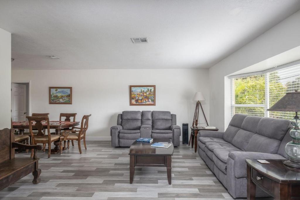 Purely Pompano, Pool, Water front, Paddleboard, Beach, 5 bedroom 3 bath photo 1