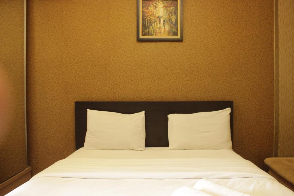 Strategic & Comfy Studio at Gateway Cicadas Apartment By Travelio - Tap to explore photos