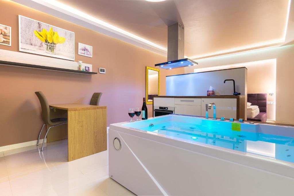 Lilly De Luxe Apartment with jacuzzi photo 1