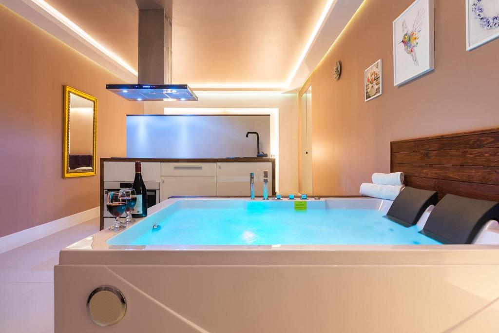 Lilly De Luxe Apartment with jacuzzi photo 3