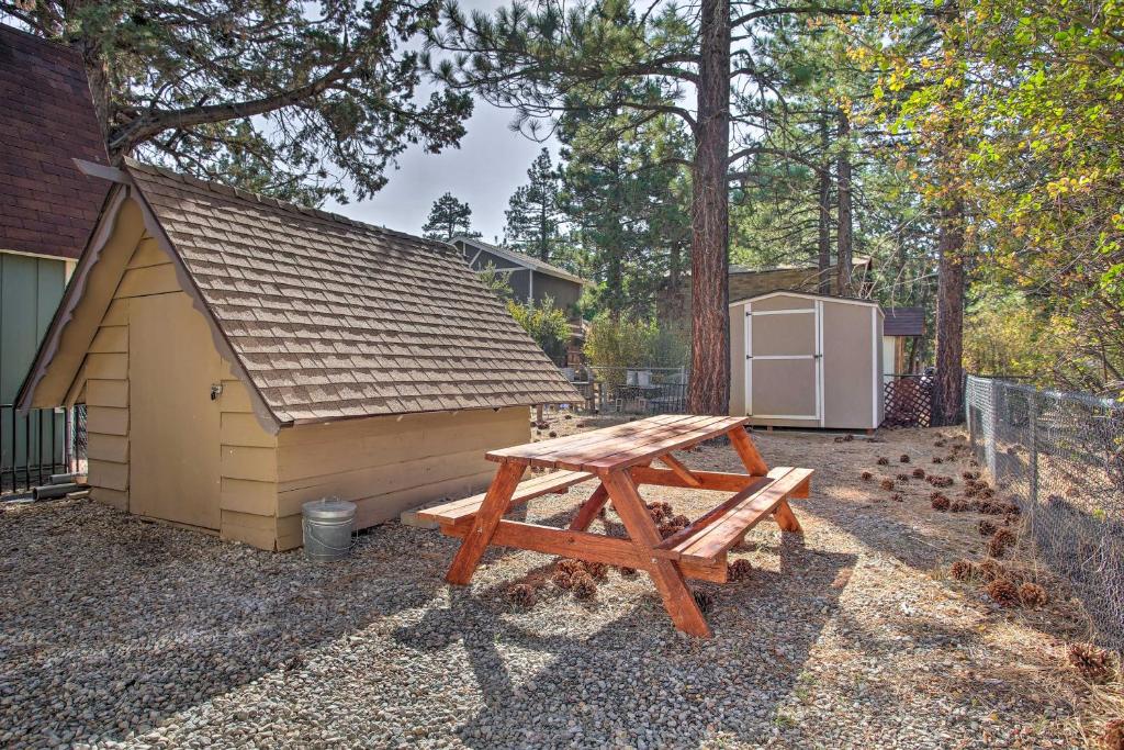 Sugarloaf Cabin Near Big Bear Lake and Ski Slopes! photo 2