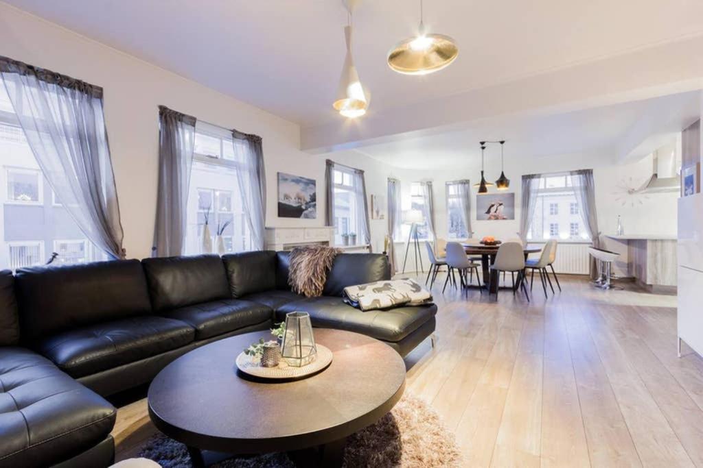 Superb central location, no car needed - Spacious photo 3