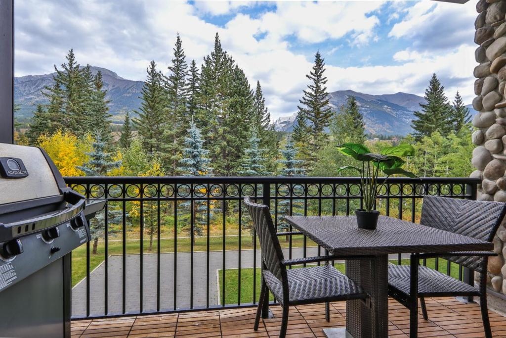 The Mountaineer by InstantSuites Pool & HotTub photo 4