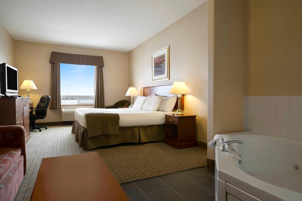 Days Inn by Wyndham Moose Jaw Room Type - King Suite with Jetted Tub - Non-Smoking