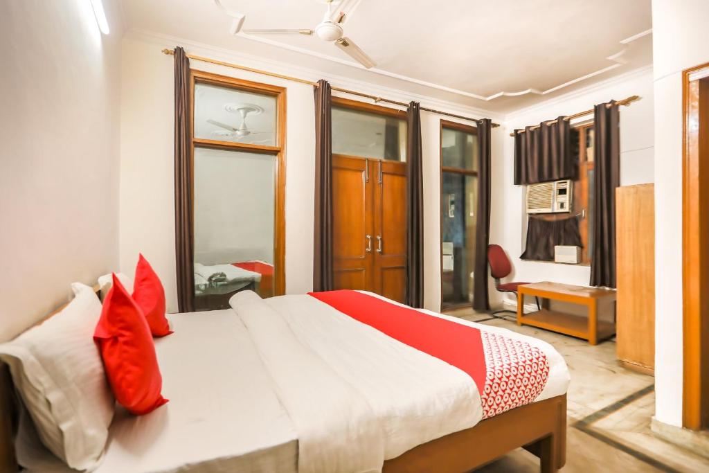 Трехместный (Классический трехместный номер), Vaccinated Staff- OYO 70216 Bluemoon Inn