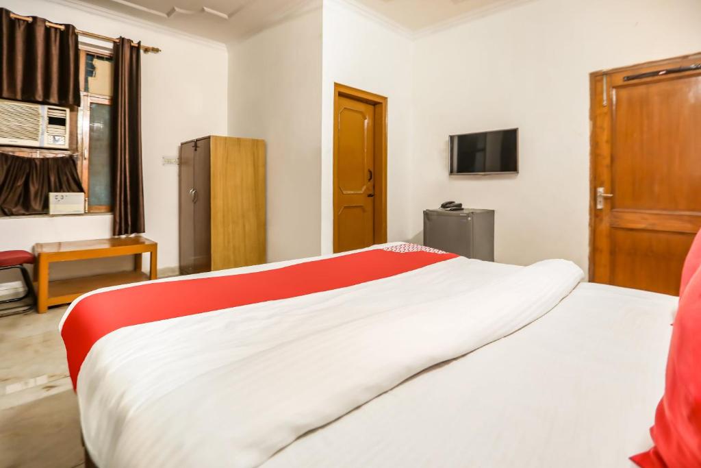 Трехместный (Классический трехместный номер), Vaccinated Staff- OYO 70216 Bluemoon Inn
