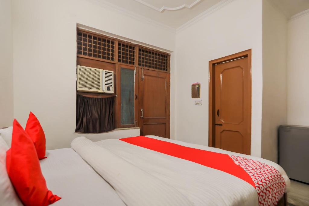 Трехместный (Классический трехместный номер), Vaccinated Staff- OYO 70216 Bluemoon Inn