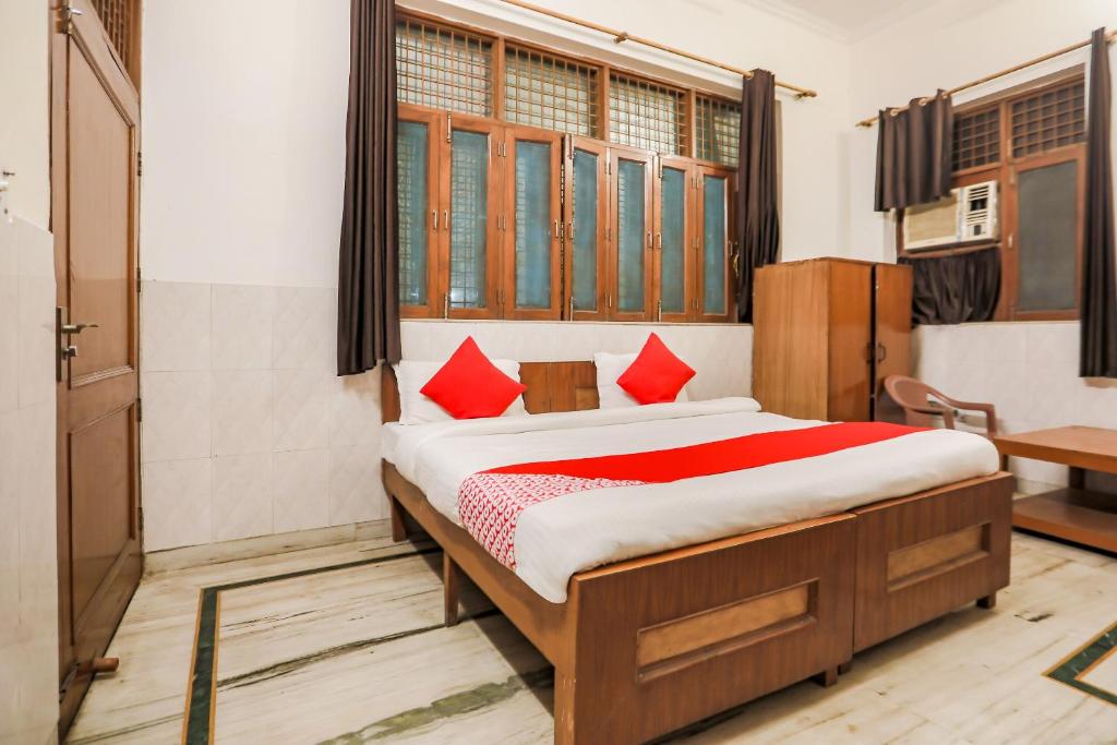 Трехместный (Классический трехместный номер), Vaccinated Staff- OYO 70216 Bluemoon Inn