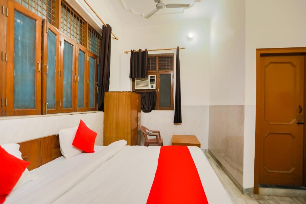Трехместный (Классический трехместный номер), Vaccinated Staff- OYO 70216 Bluemoon Inn