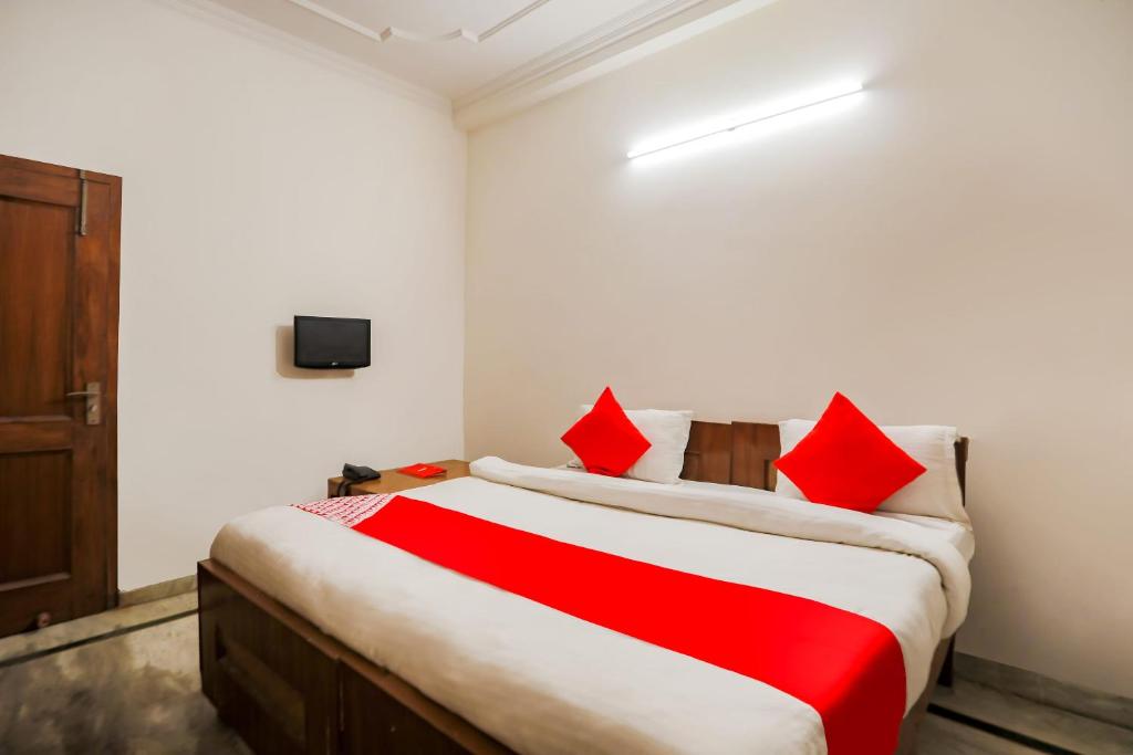 Трехместный (Классический трехместный номер), Vaccinated Staff- OYO 70216 Bluemoon Inn