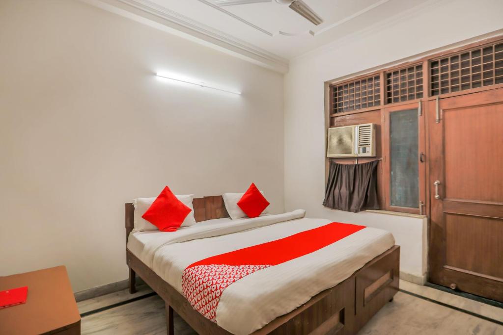 Трехместный (Классический трехместный номер), Vaccinated Staff- OYO 70216 Bluemoon Inn