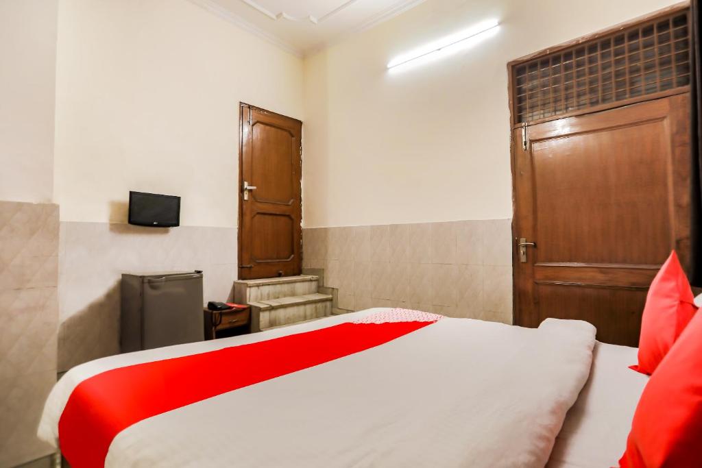 Трехместный (Классический трехместный номер), Vaccinated Staff- OYO 70216 Bluemoon Inn