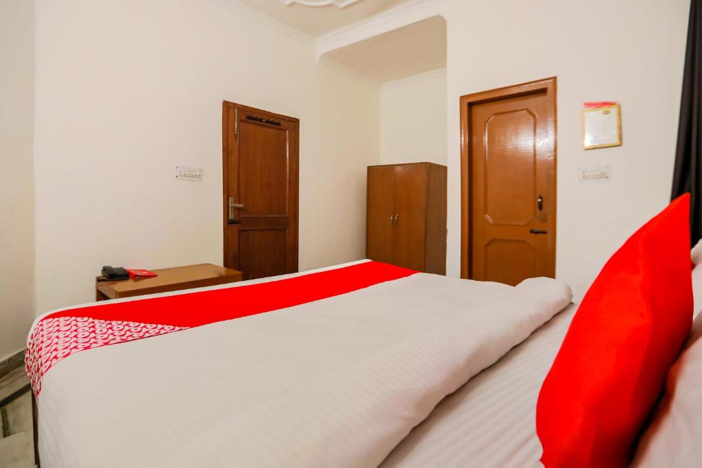Трехместный (Классический трехместный номер), Vaccinated Staff- OYO 70216 Bluemoon Inn