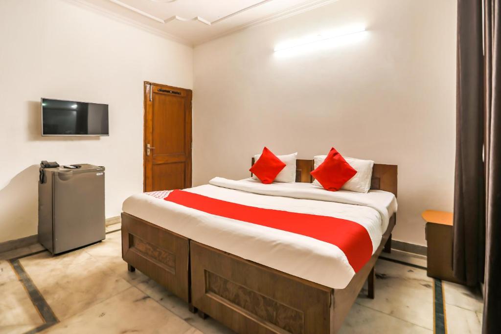 Трехместный (Классический трехместный номер), Vaccinated Staff- OYO 70216 Bluemoon Inn