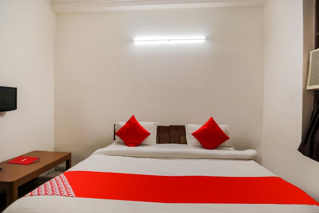 Трехместный (Классический трехместный номер), Vaccinated Staff- OYO 70216 Bluemoon Inn