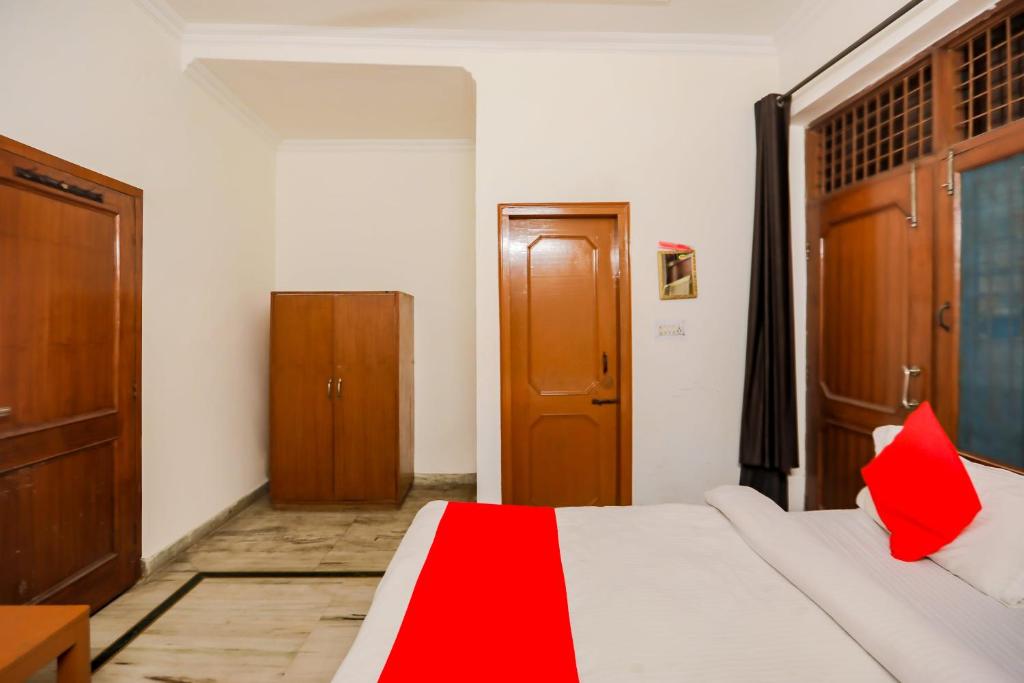 Трехместный (Классический трехместный номер), Vaccinated Staff- OYO 70216 Bluemoon Inn