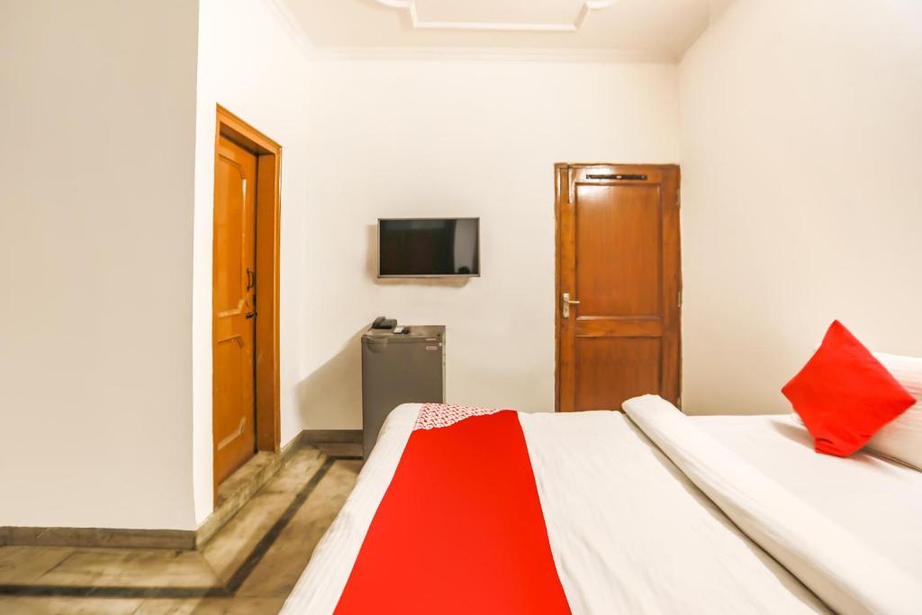 Трехместный (Классический трехместный номер), Vaccinated Staff- OYO 70216 Bluemoon Inn