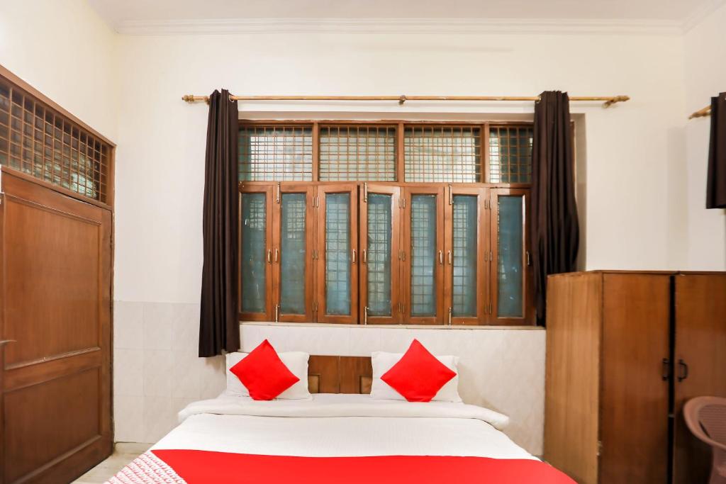 Трехместный (Классический трехместный номер), Vaccinated Staff- OYO 70216 Bluemoon Inn