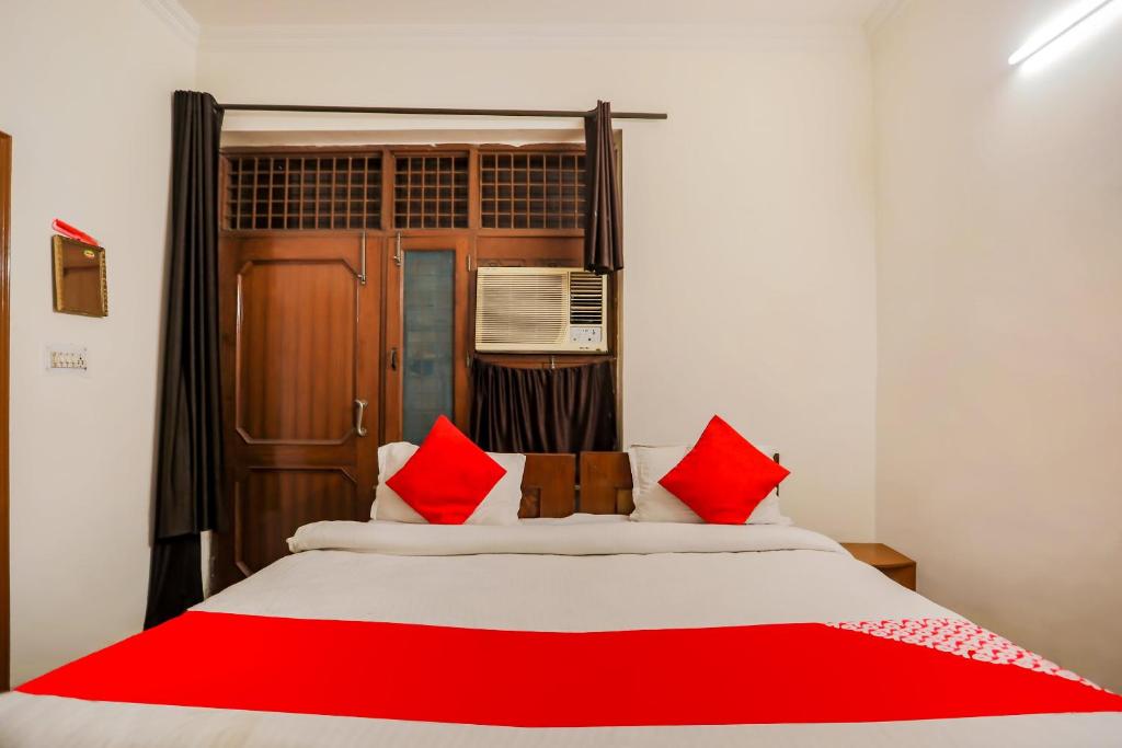 Трехместный (Классический трехместный номер), Vaccinated Staff- OYO 70216 Bluemoon Inn