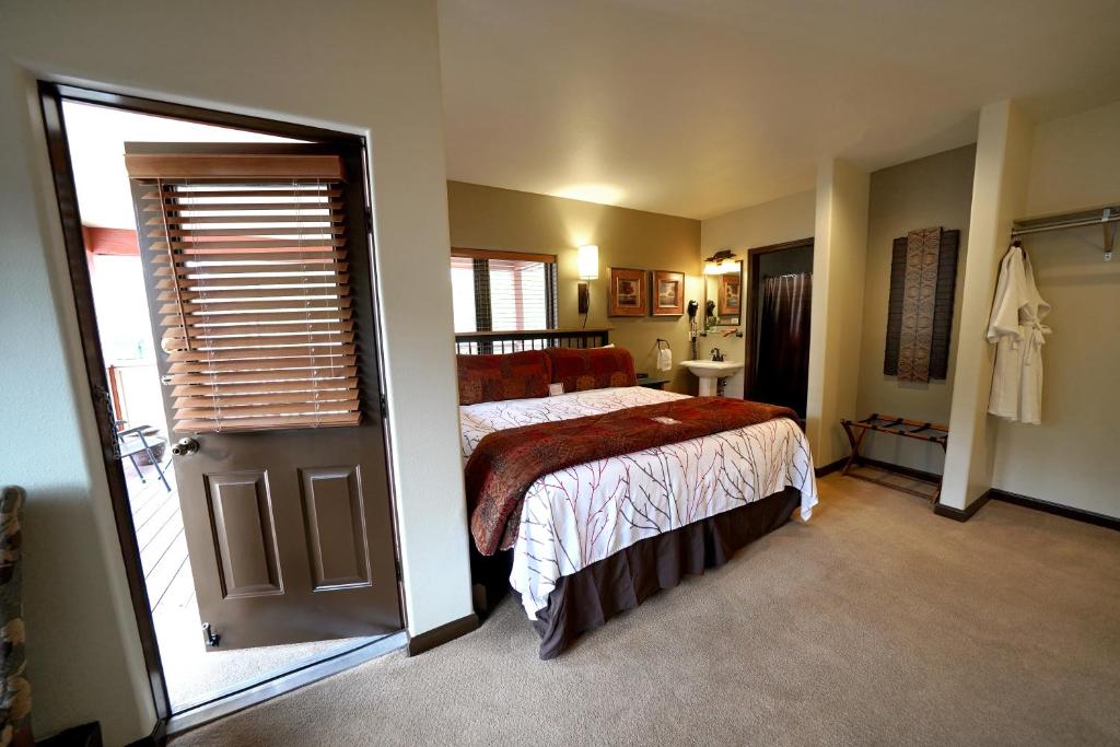 Frisco Inn on Galena Street - Tap to explore photos