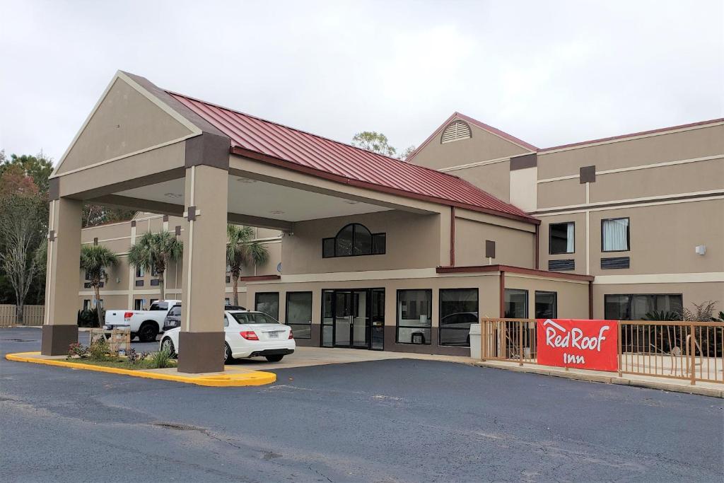 Red Roof Inn Moss Point image